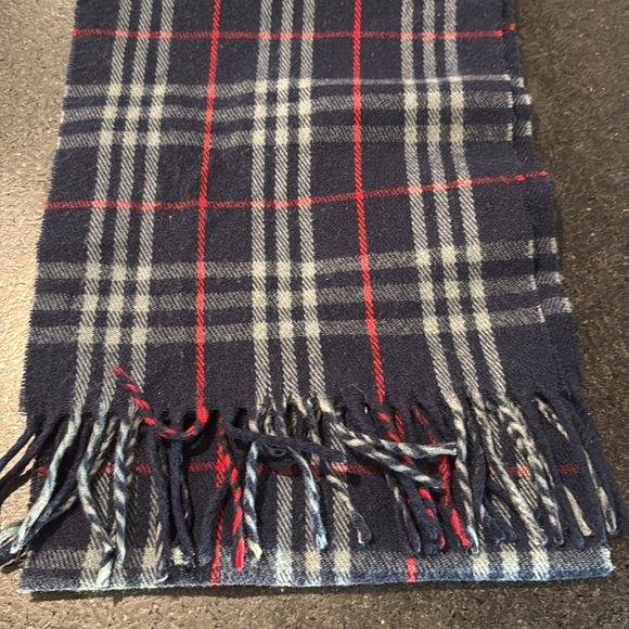 EUC Burberrys vintage scarf made in London 💯 Lambswool Dry Clean Only - Picture 3 of 3